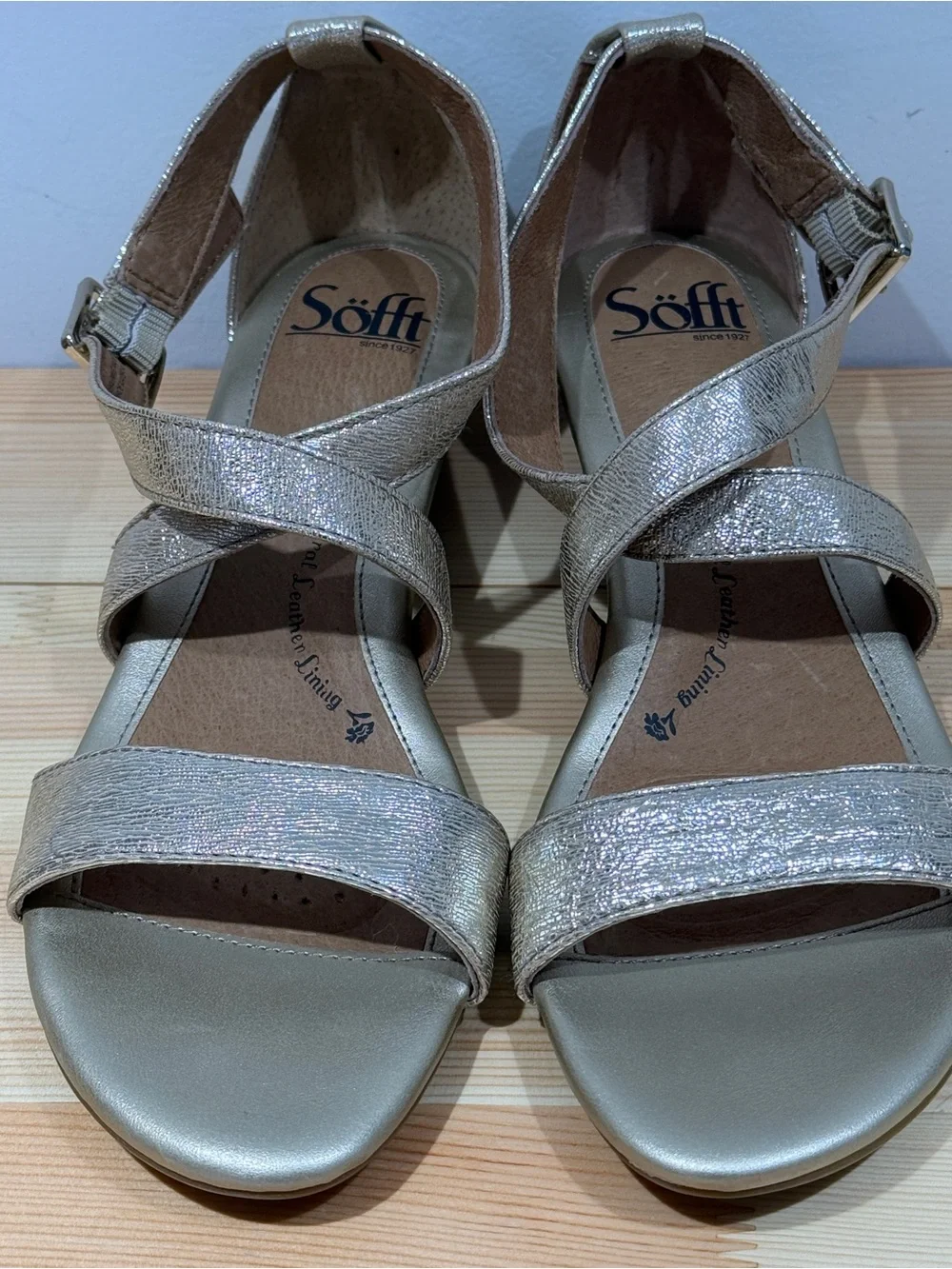 Söfft Metallic Champagne Gold Leather Low Wedge Sandals: 7.5 - Picture 4 of 11